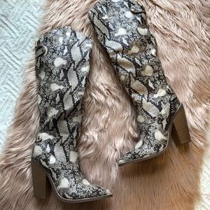 Brand New ❤️JustFab Snake Boots